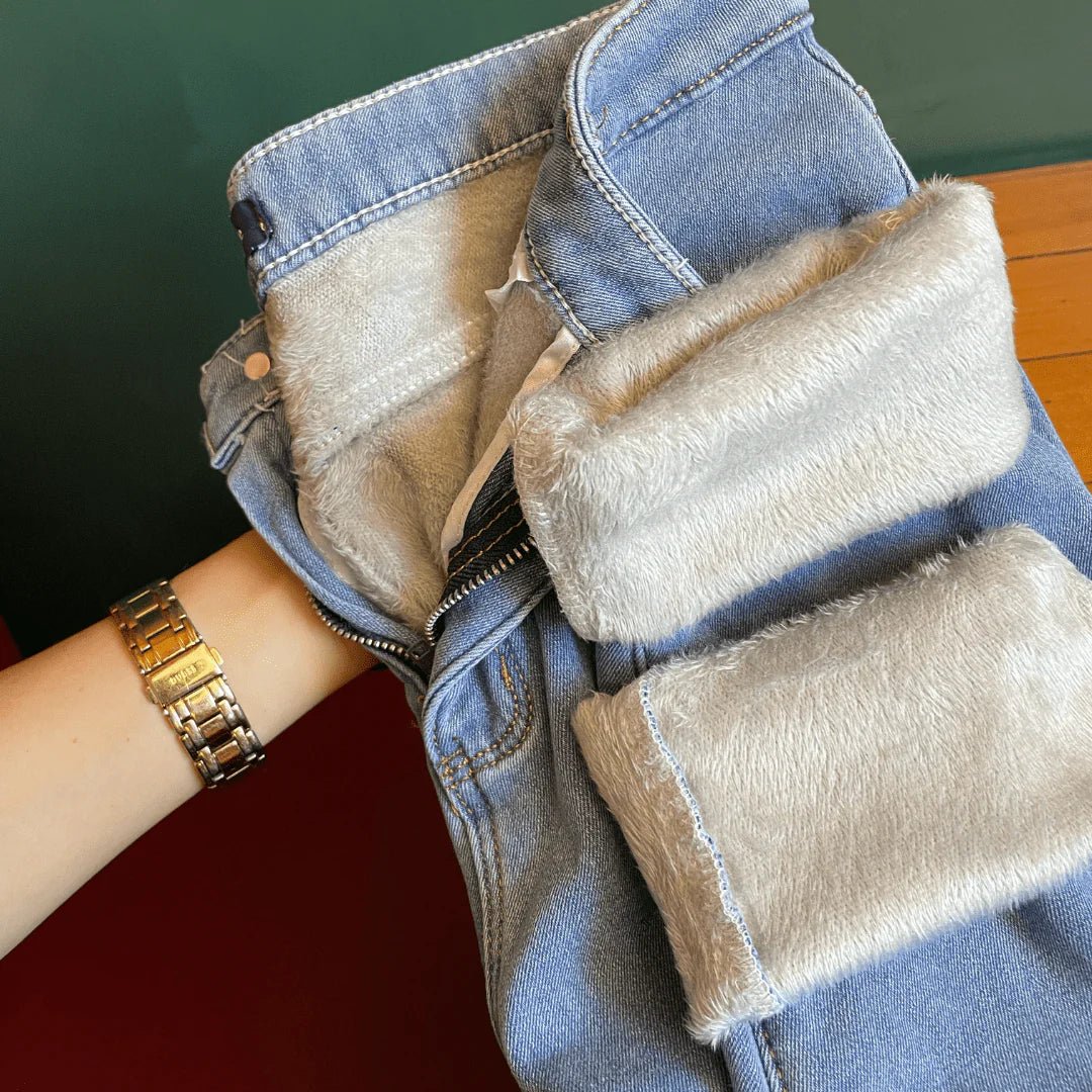 Calça Jeans Peluciada com Elastano + Meia Térmica Grátis